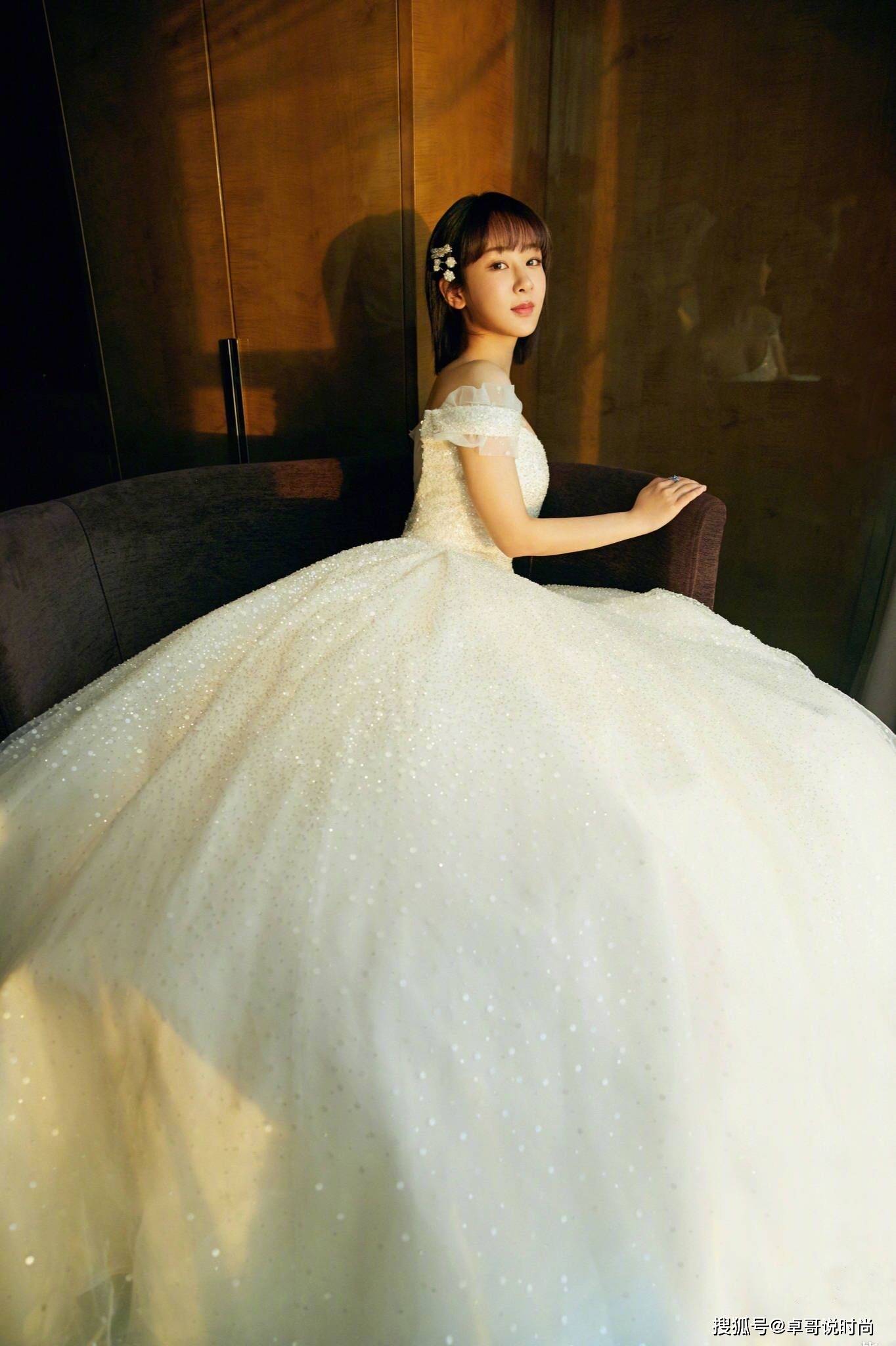 好身材 杨紫新戏杀青，穿蕾丝裙装风格大变样，空灵又唯美，尽显仙女气质