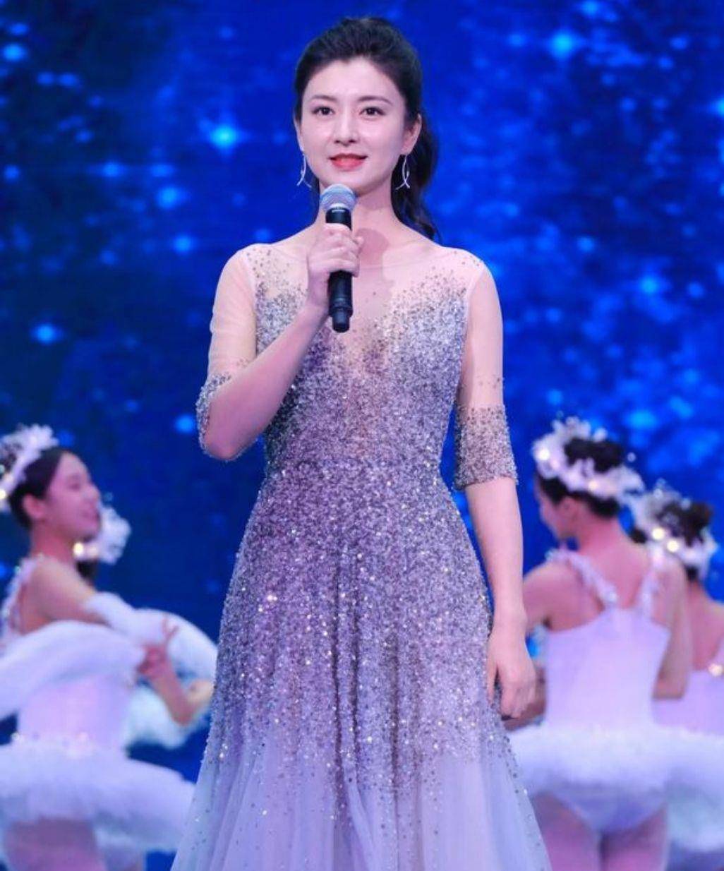贵妇 沈眉庄斓曦穿亮片连衣裙亮相，尽显富态气质，跟豪门贵妇没区别