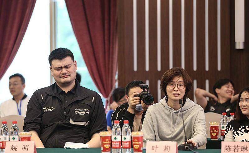 卫衣 姚明的老婆也挺高的，穿的休闲风服装看着就舒服，不愧是运动员