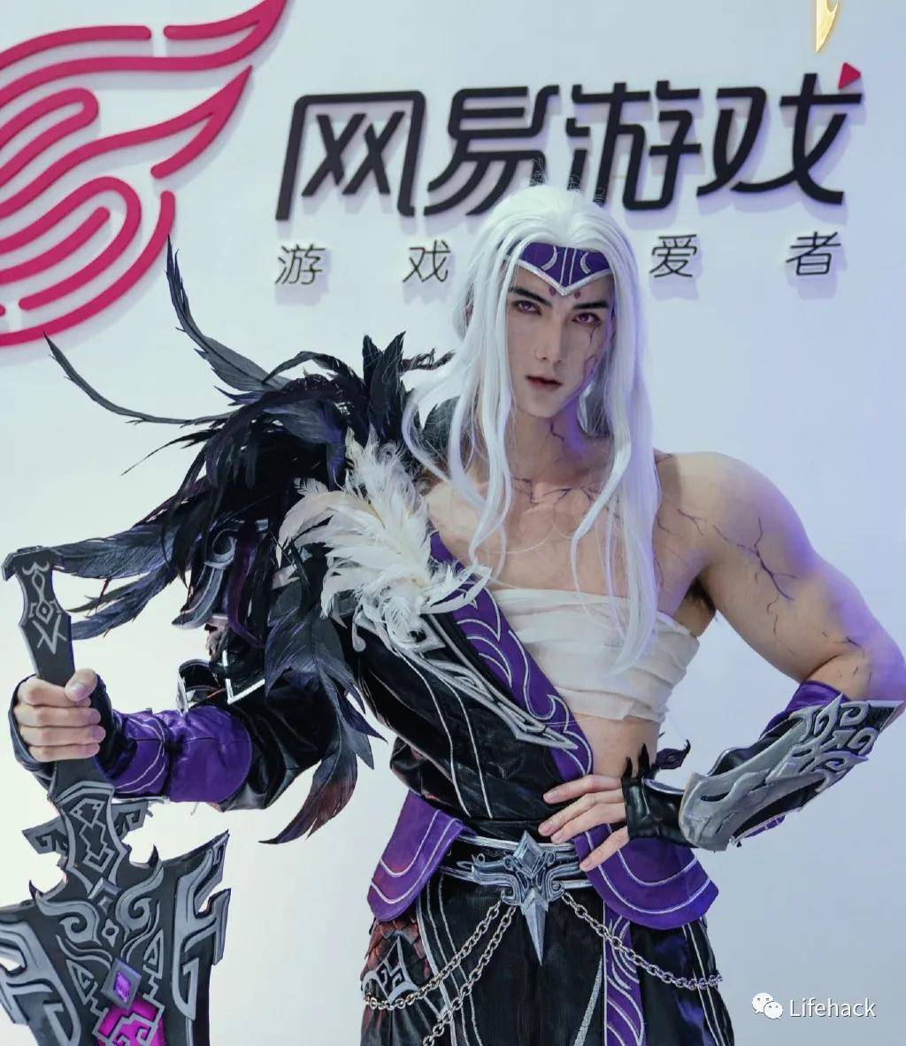 袈裟|上海“肌肉菩萨”半裸秀肌肉，网友：让人想破戒！！