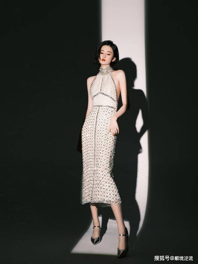 身材 乔欣有点“用力过猛”了，穿钉珠裙秀腿还不够，转过身效果更惊艳
