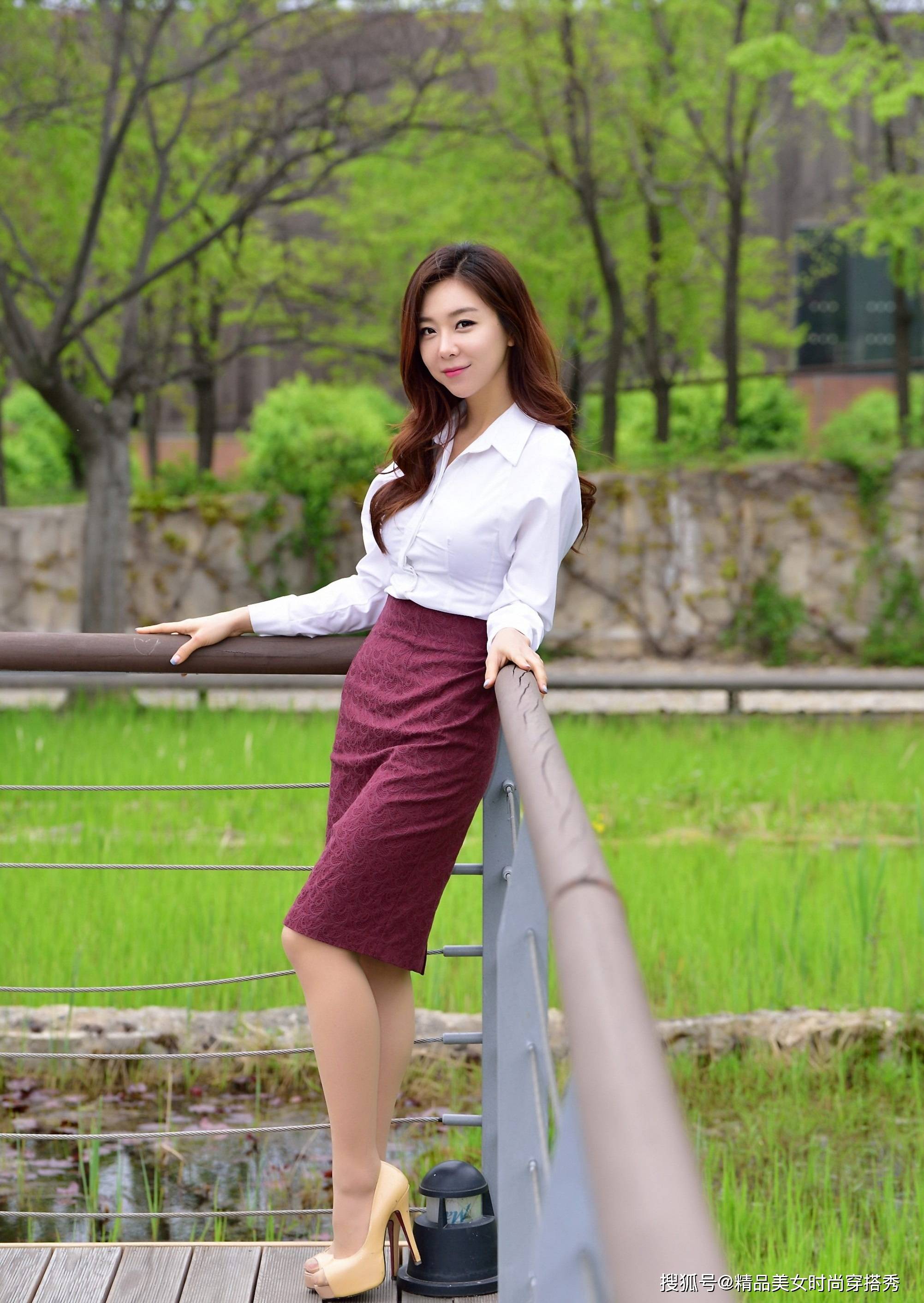 长度 白色衬衫搭配高腰的枣红色半身裙,时尚吸睛,走起路来优雅从容