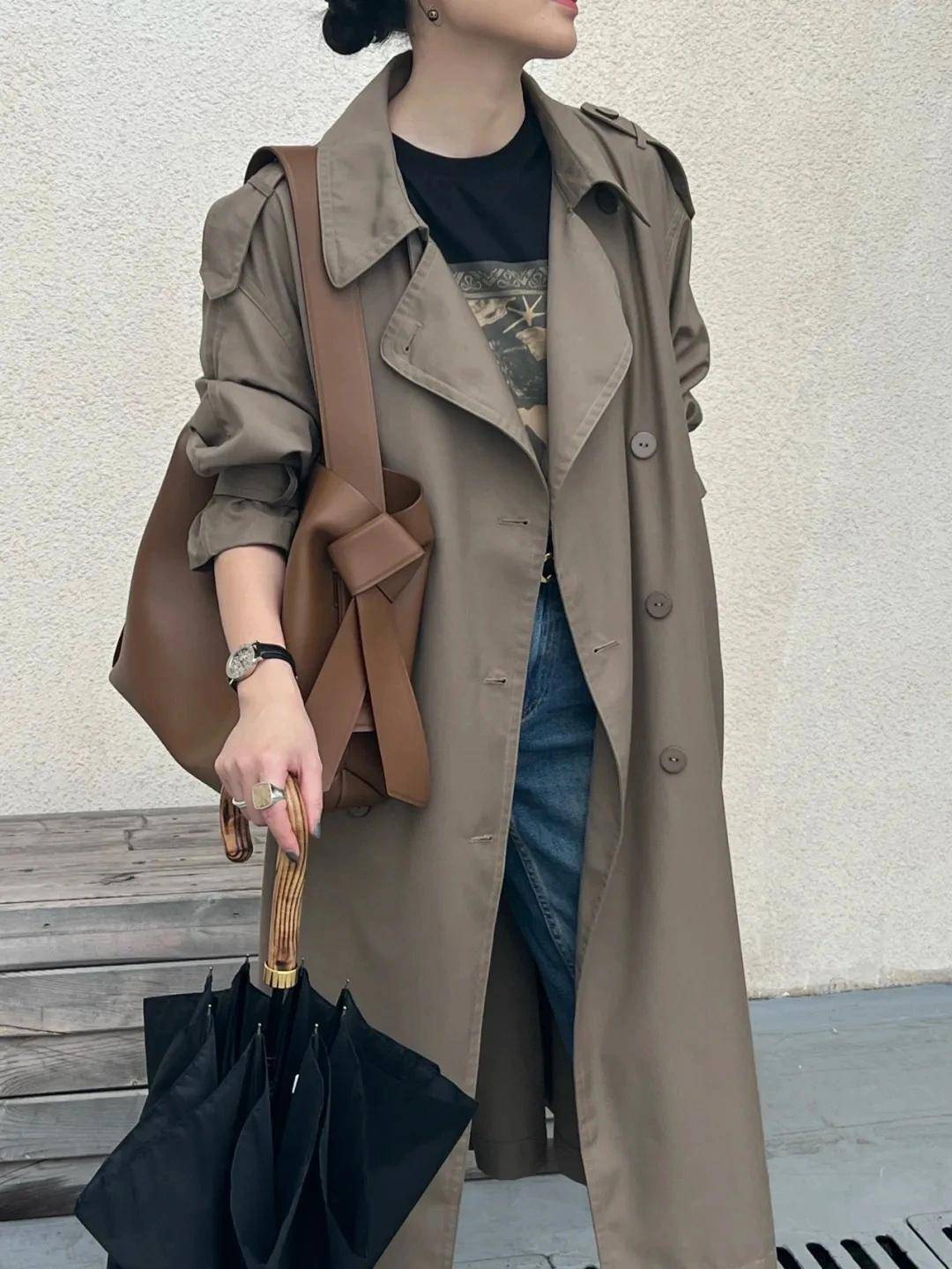 配饰 建议奔三奔四的女性多穿“风衣”，搭配牛仔裤、打底裤，简约高级