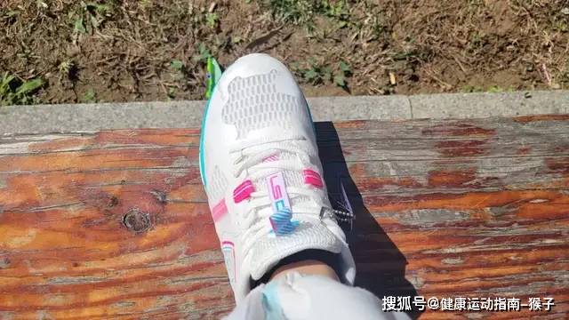 远征跑鞋不合脚，容易伤膝盖？轻盈+减震，这才是一双合格的跑鞋