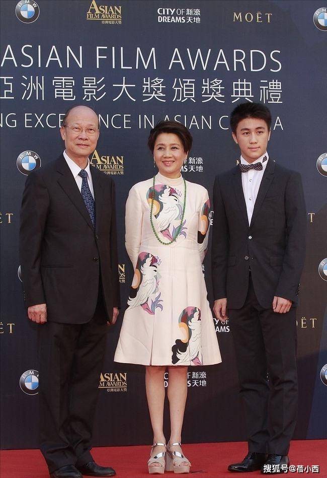 职场 赌王四太梁安琪终于不扮嫩，认真穿小香风连衣裙，气场很难被超越