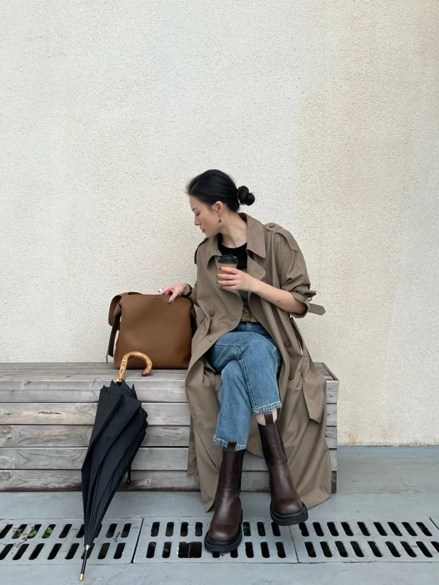 配饰 建议奔三奔四的女性多穿“风衣”，搭配牛仔裤、打底裤，简约高级