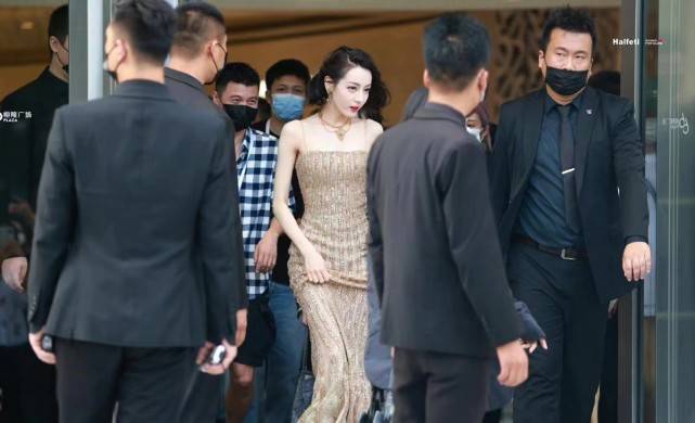 廓形 热巴靠身材赢过杨幂!穿“黄金礼服”高调亮相,美成内娱天花板