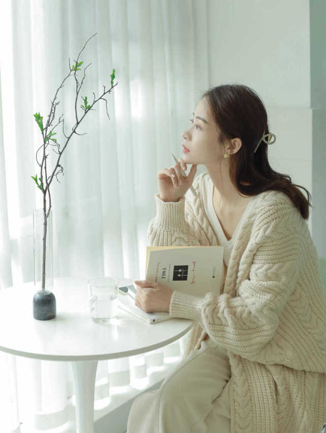 逐渐降温 降温了的秋冬,大衣搭配牛仔裤简约又洋气,让你美出圈了!