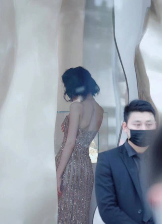廓形 热巴靠身材赢过杨幂！穿“黄金礼服”高调亮相，美成内娱天花板