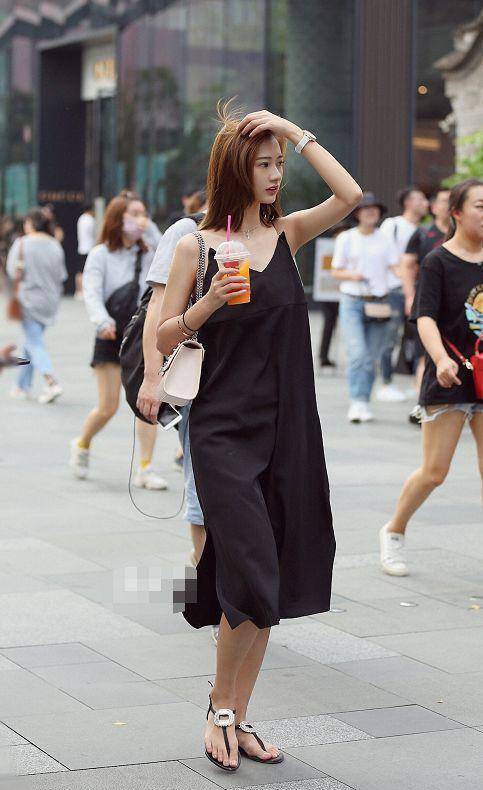 时尚 背心裙和吊带裙一直都是不会过时的时尚元素,你们喜欢吗?