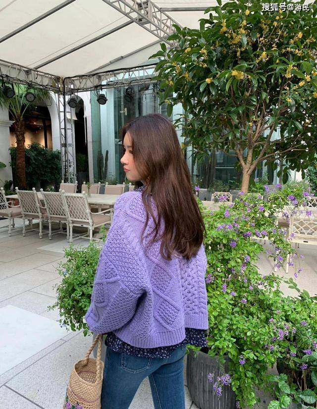 身材 张子萱看不出是当妈的人，紫色毛衣叠穿碎花衬衣，温柔又少女
