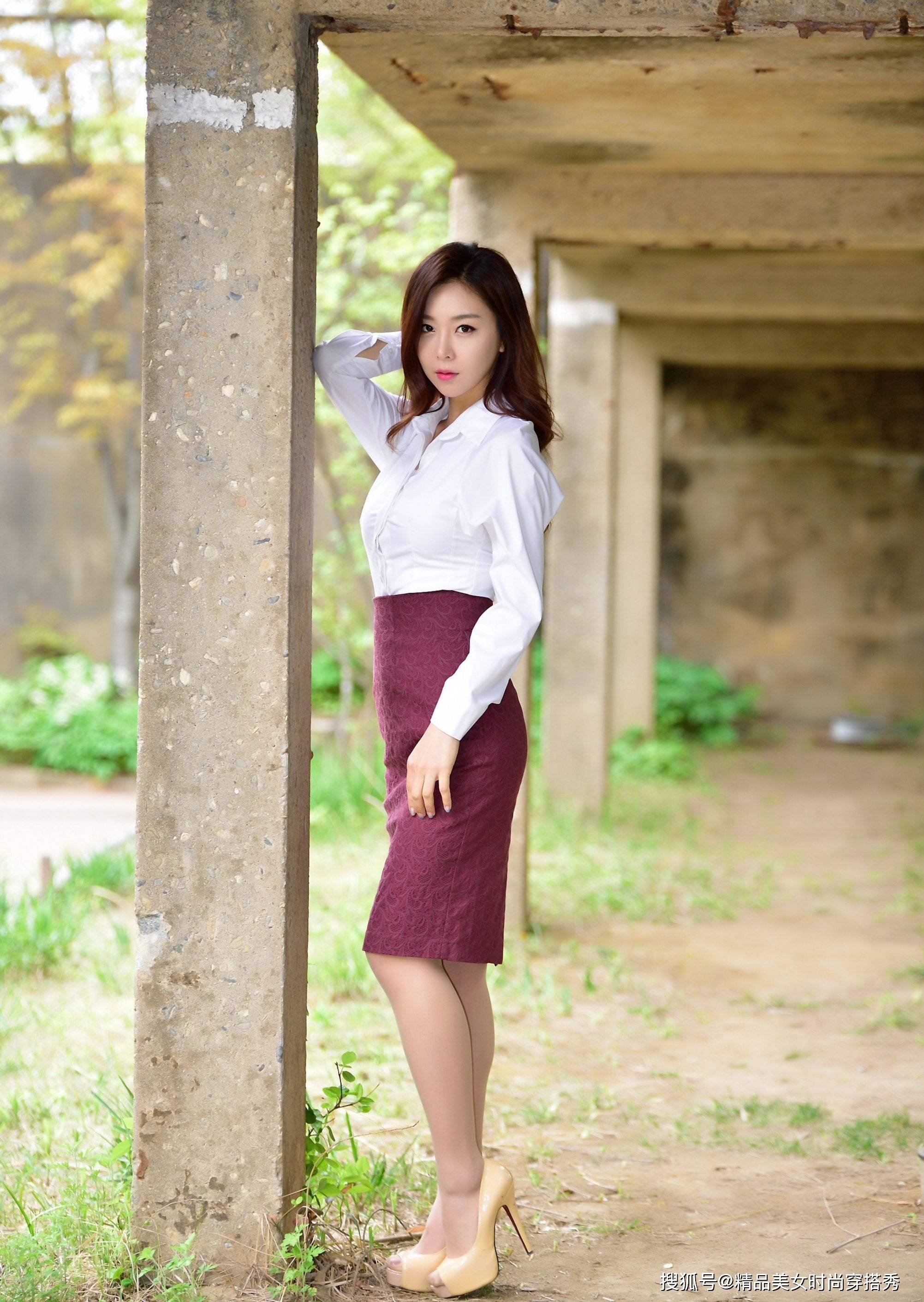长度 白色衬衫搭配高腰的枣红色半身裙,时尚吸睛,走起路来优雅从容