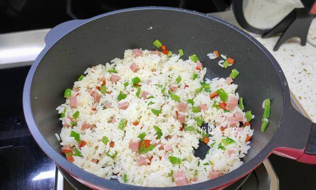 做法|蛋炒饭怎么做好吃？掌握好一点，米饭越吃越香，女儿能吃2碗