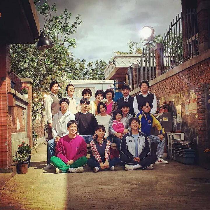 狗焕|《请回答1988》珍珠近照曝光，扎起丸子头笑容甜美，还是小圆脸？