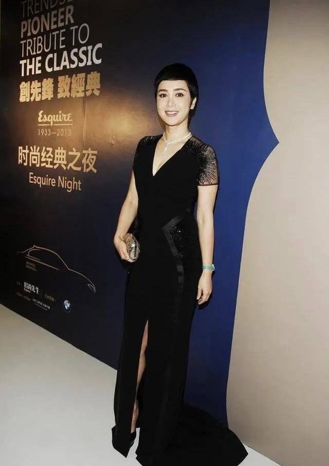 面料 蒋雯丽穿白T素颜就出门，无惧暴露真实年龄，优雅老去气质仍高级