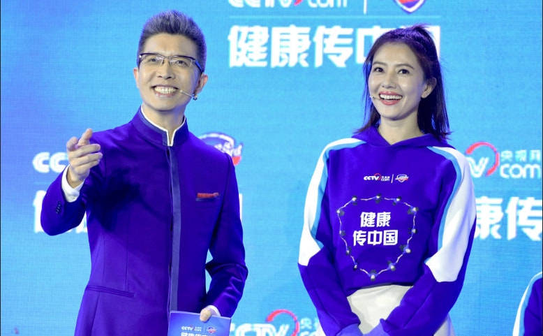 笑容高圆圆与朱广权同框直播，穿白色长裙笑容温婉，五官精致气质优雅