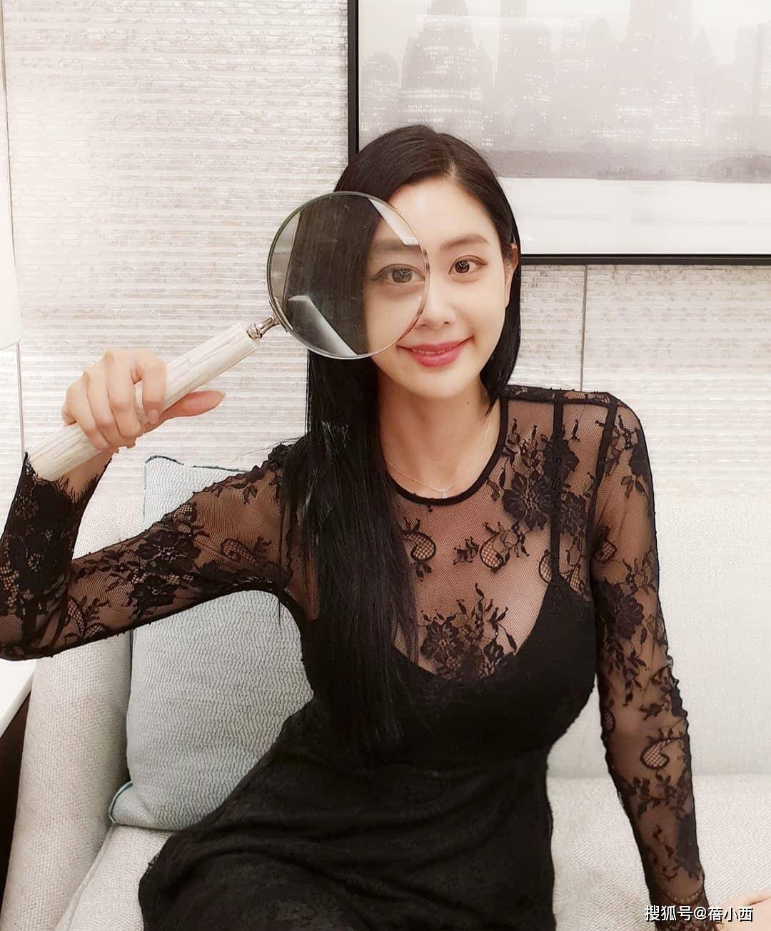 美眉 克拉拉真是“亚洲第一美女”，连土味白色紧身裙，都穿出了高级感