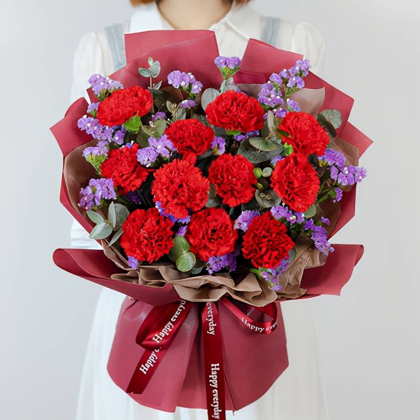 花材:11枝红色康乃馨搭配浅紫色勿忘我,尤加利叶花语:时光时光慢些吧