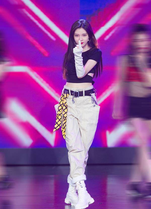 绯闻 不愧是张一山的绯闻女友！常人不敢挑战“原谅绿”，她穿上美翻了