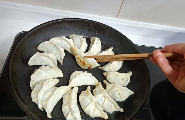 做法|想吃煎饺不用买，快来跟我学，底脆香馅多汁，每1步诀窍都告诉您