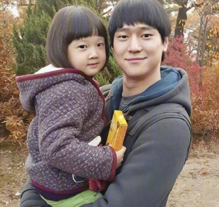 狗焕|《请回答1988》珍珠近照曝光，扎起丸子头笑容甜美，还是小圆脸？