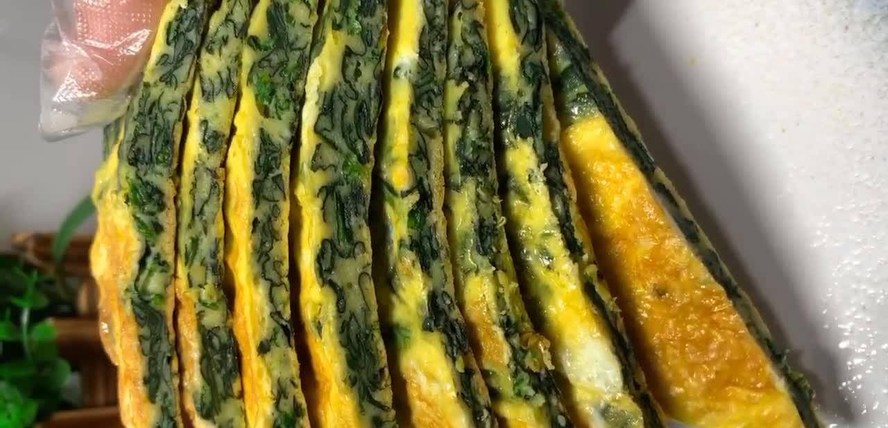 做法|菠菜鸡蛋饼的做法，营养丰富外焦里嫩，春天孩子特喜欢的早餐之一