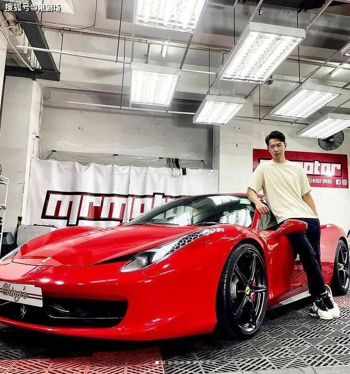 其实论家底,高钧贤本身也不差,早年就开了一家自己的车房,经常晒跑车