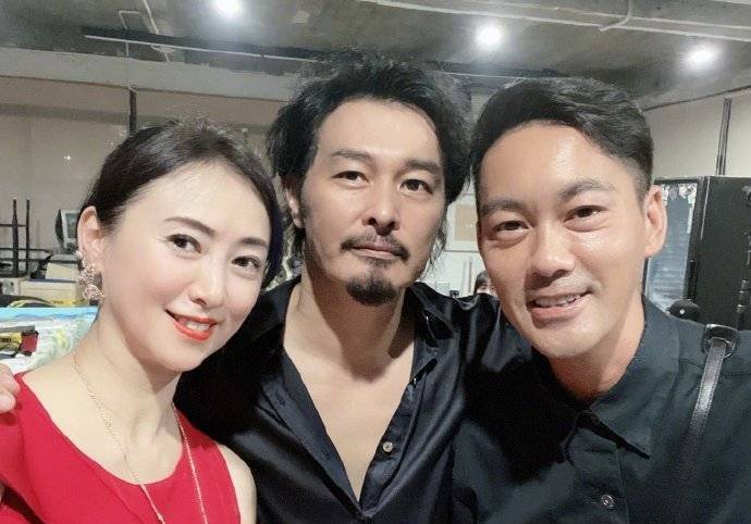 颜色 翁虹年逾知命风韵犹在，53岁肤白无皱纹，穿红色修身裙分外妖娆