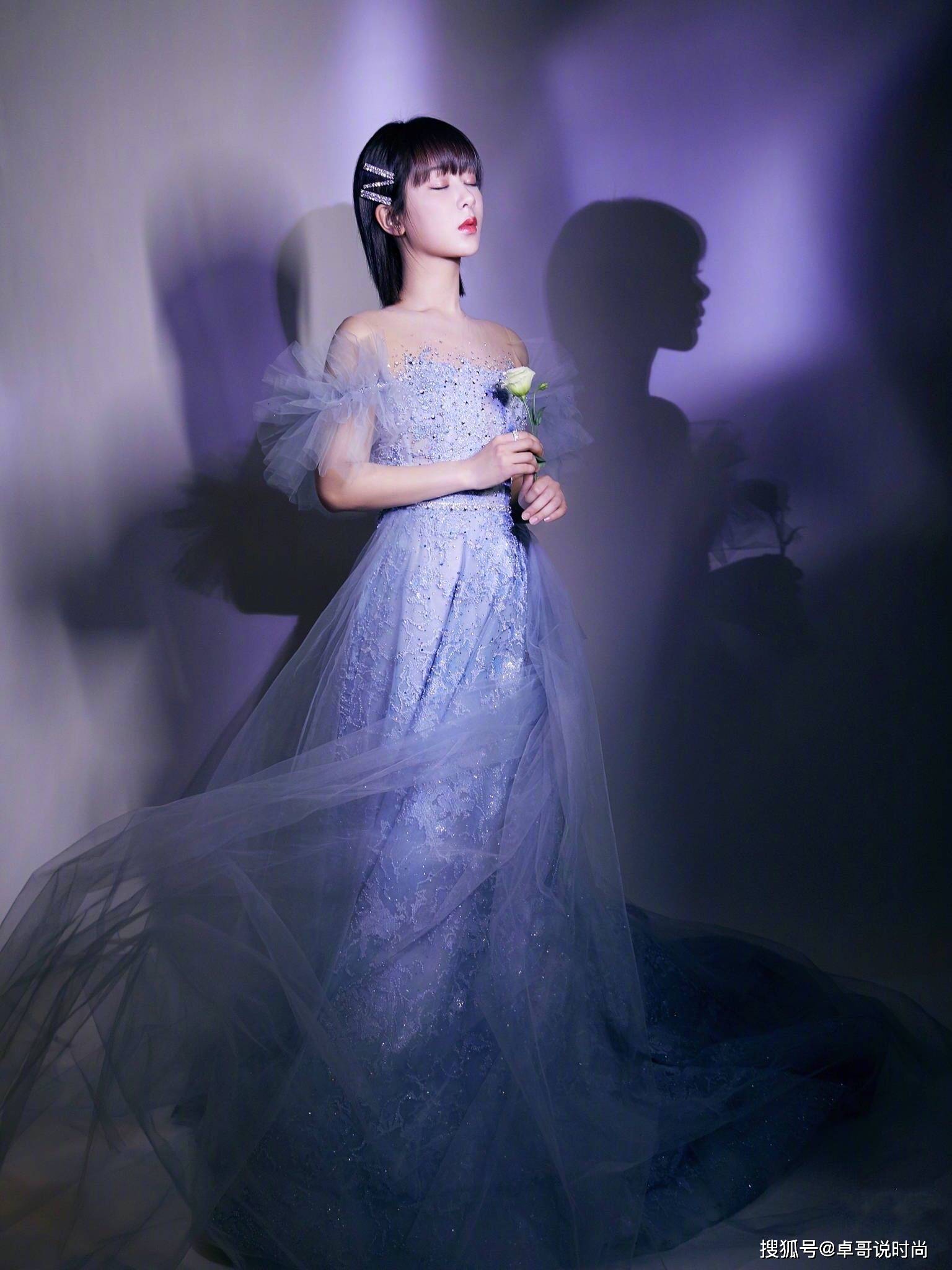 好身材 杨紫新戏杀青，穿蕾丝裙装风格大变样，空灵又唯美，尽显仙女气质