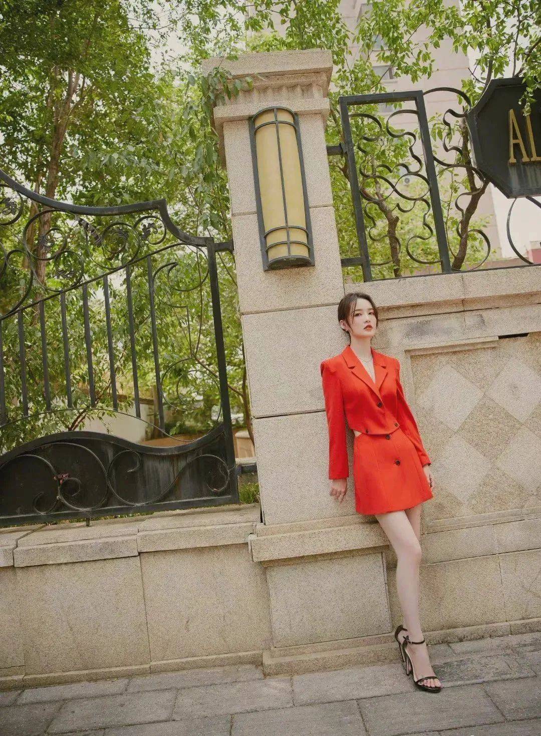 设计 关晓彤的身材一般人学不来，西服下全是美腿，宁波女孩：实在太养眼！