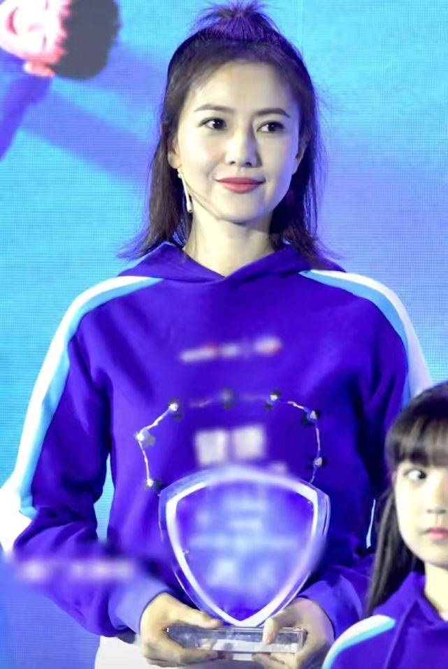 卫衣 高圆圆女儿罕见露正脸!跟妈妈参加聚会变捧场王,穿搭时尚好可爱