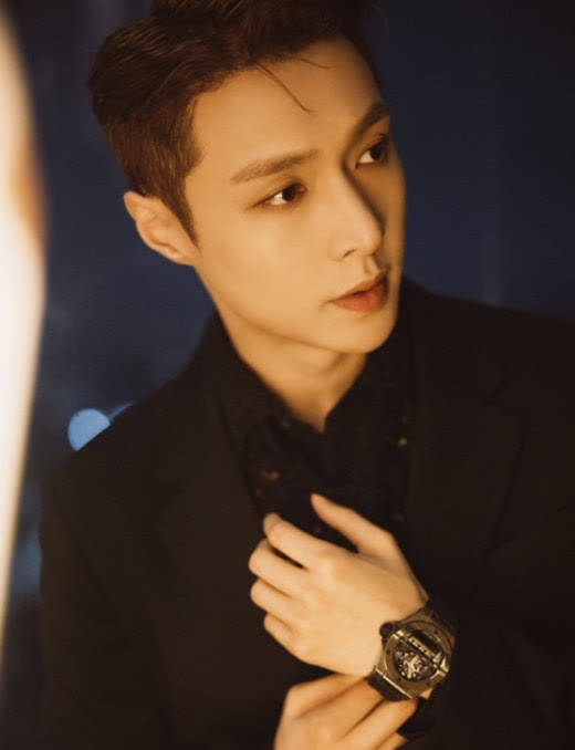 黑色 宋茜挑战网纱披肩搭抹胸裙，杨幂复古性感女郎救场，放弃压轴位置