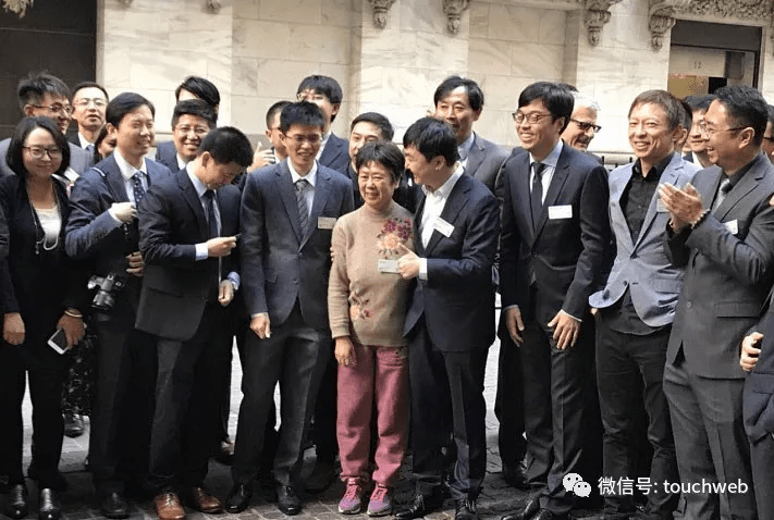 随着搜狗成功上市,互联网圈人士打趣说:王小川现在终于可以放心找女