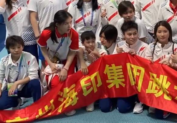 原创有爱广东队拍全家福全红婵被师姐rua脸何教练提醒小队员露脸