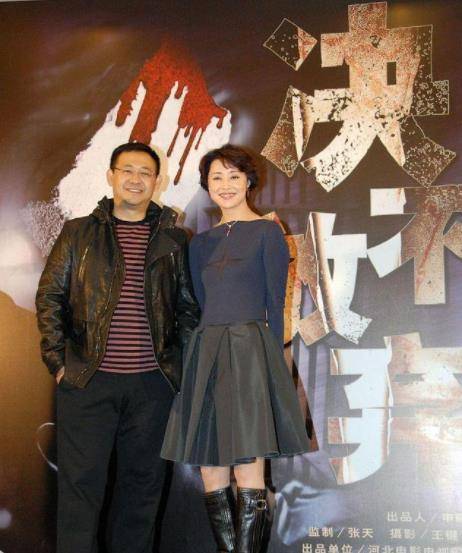 黑色 53岁刘蓓不服老,穿紧身衣走红毯,衣服中间还打个透视十字