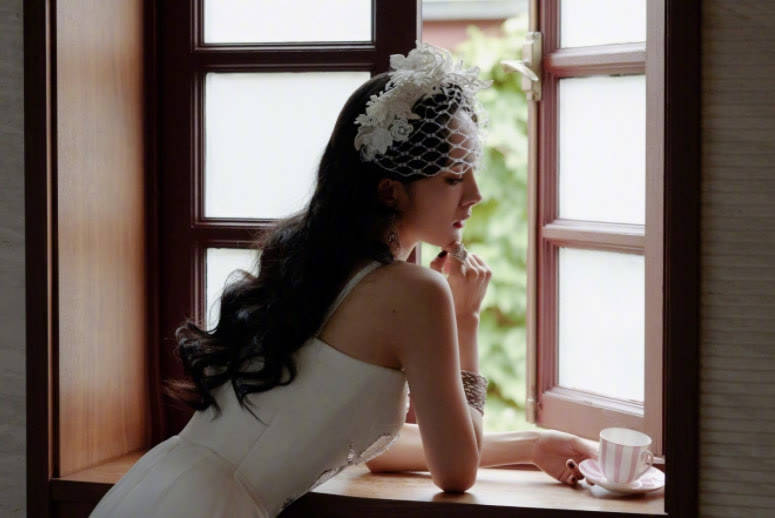 黑色 宋茜挑战网纱披肩搭抹胸裙，杨幂复古性感女郎救场，放弃压轴位置