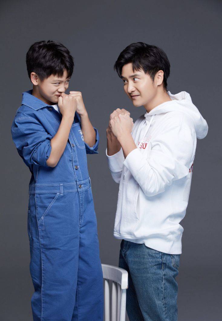 田亮晒亲子写真9岁小亮仔长成帅气型男父子长相如同复制粘贴