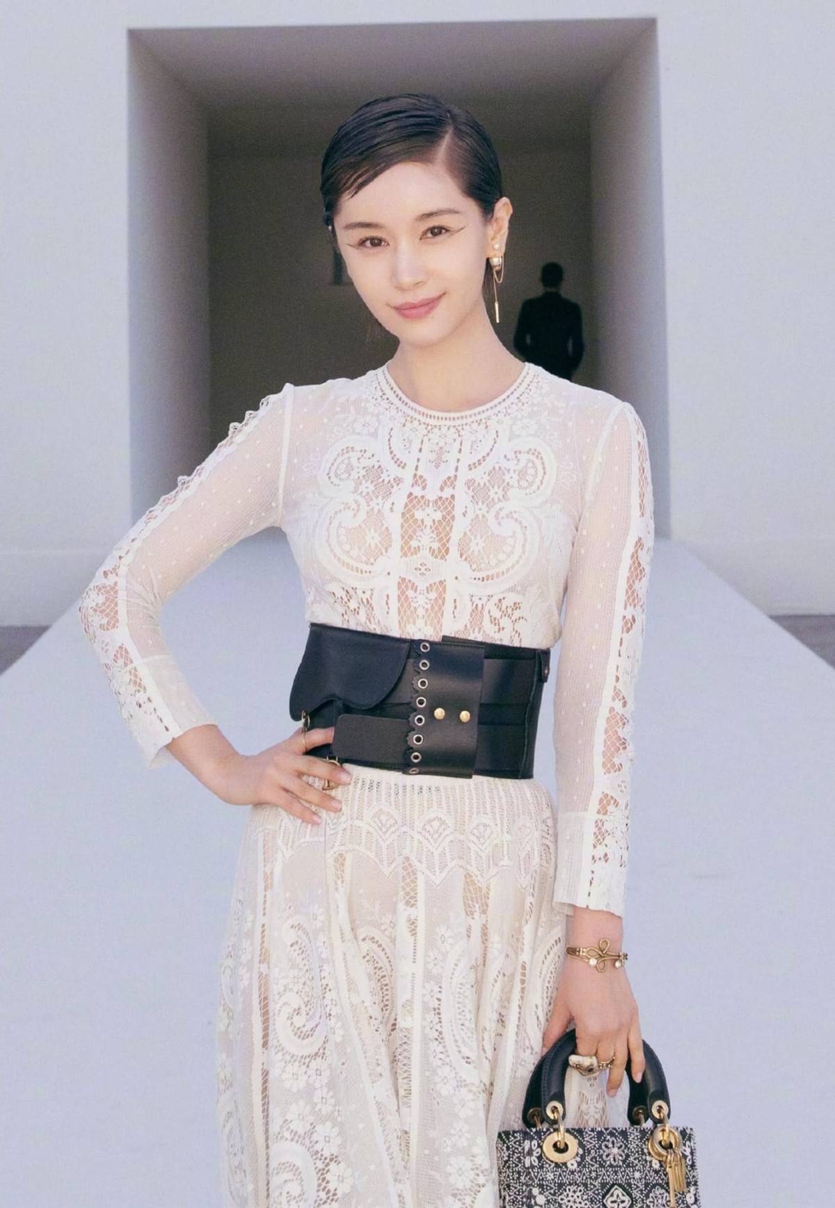 小个子 1米59的中年女人，都该学学王子文穿连衣裙，显瘦显高还有大气场