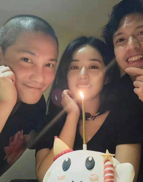 黑色 赵丽颖罕见晒庆生照，黑色宽带choker抢镜，状态十分年轻
