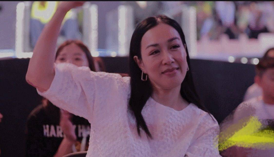 年龄段 钟丽缇尽想着怎么装少女，但脸下垂皮肤这么松弛，哪有少女这样？