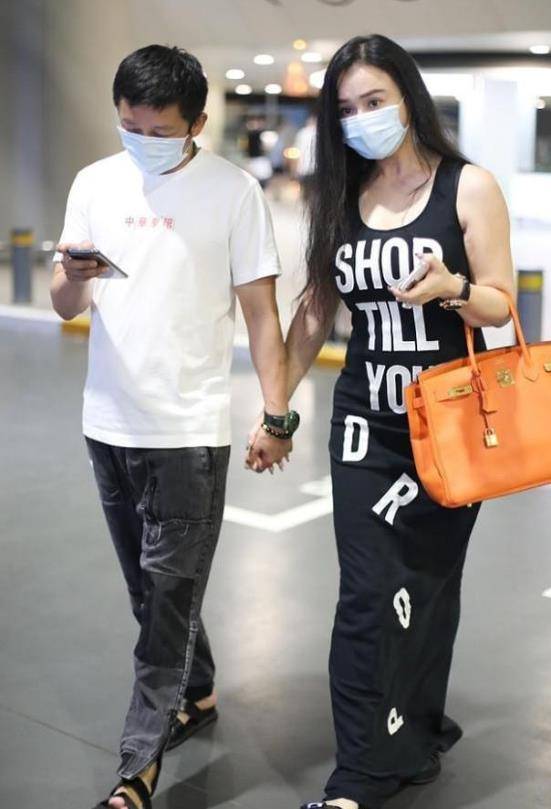 设计 冉莹颖被宠出“幸福肥”，但微胖身材也有看点，紧身裙穿出饱满感