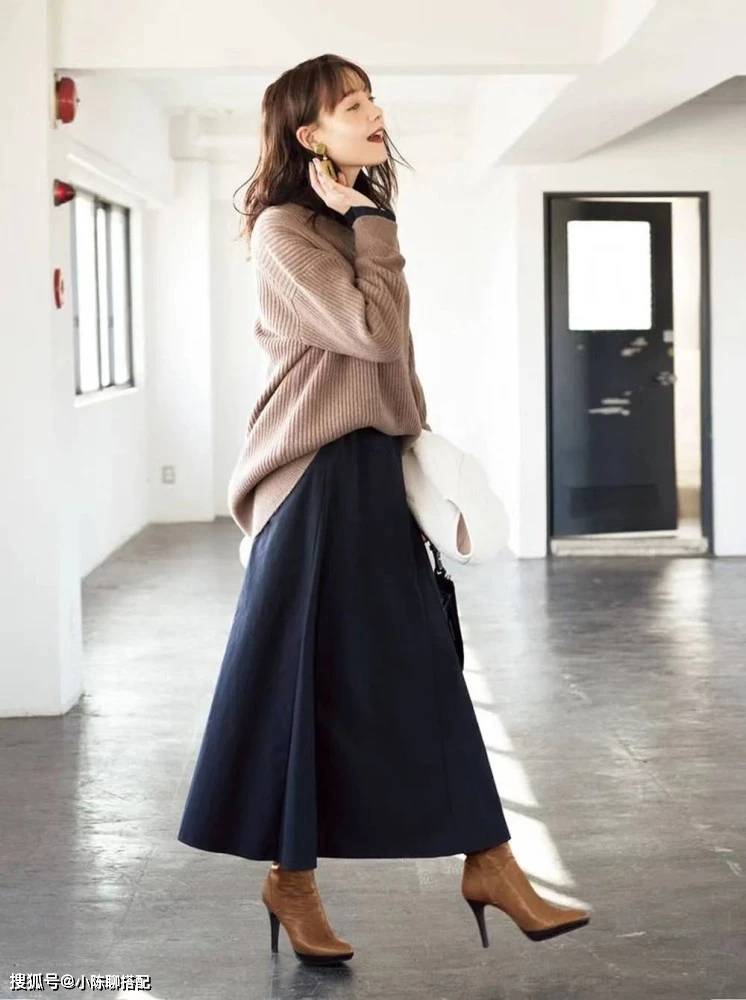 款型 毛衣+半裙,毛衣+烟管裤=今秋时髦搭配,可气质可温柔