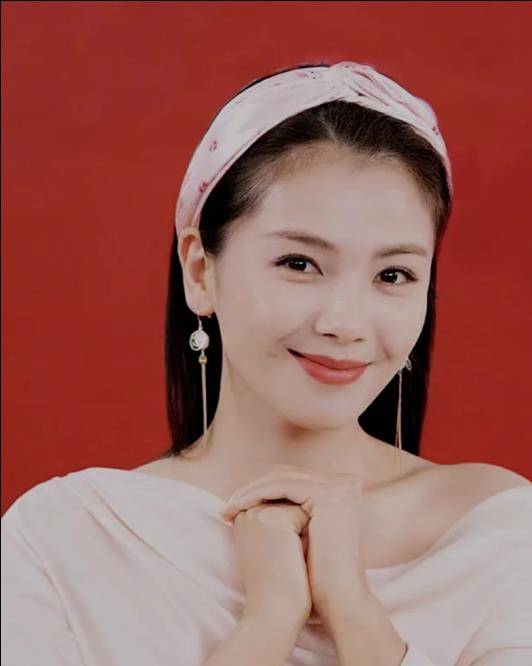 女神女明星素颜名场面：脸部浮肿、憔悴老态，动刀痕迹明显！