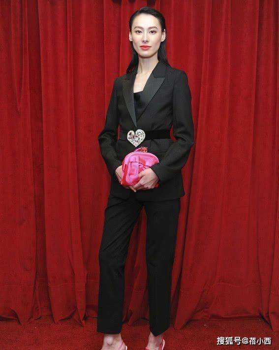 颜色 梁洛施终于换了风格！穿白色西装配绿色半身裙，比阔太还更优雅