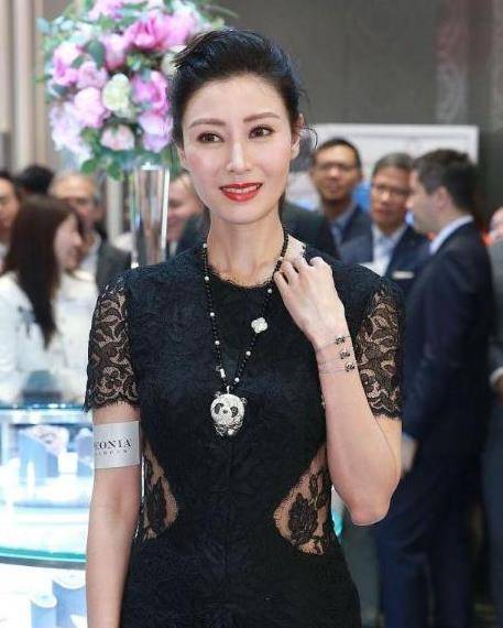 黑色 51岁的李嘉欣一脸富态相，收腰蕾丝黑裙精致显瘦，冻龄面容惊艳