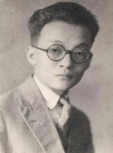 载鹍等奉召于1925年6月乘船回到上海,沈雁冰代表党中央到码头迎接他们