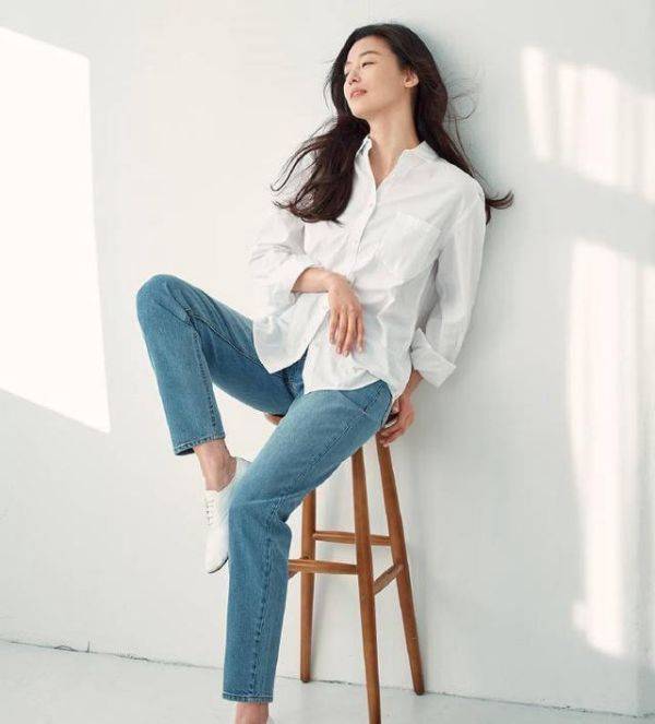 套装 全智贤越老身材越紧致,穿西装配露胃背心,哪像生过两娃的身材