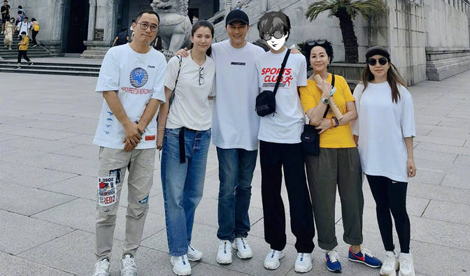 老公 袁咏仪独自走机场，穿卫衣配凉拖鞋老公不在变随意，黑眼圈好明显