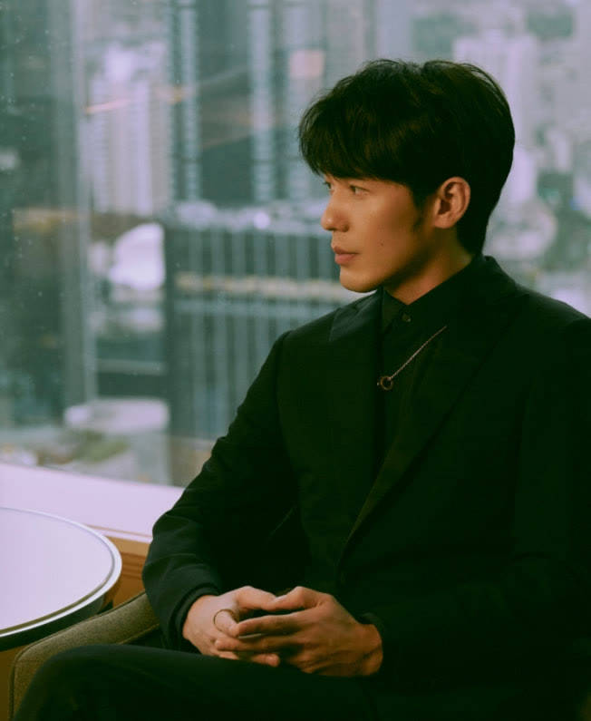 黑色 宋茜挑战网纱披肩搭抹胸裙，杨幂复古性感女郎救场，放弃压轴位置