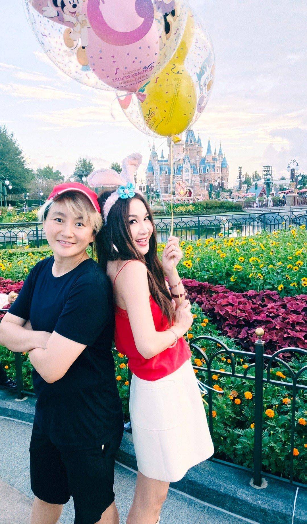 身材 55岁温碧霞仍没有“老去的意思”，穿红色吊带游环球影城，真减龄